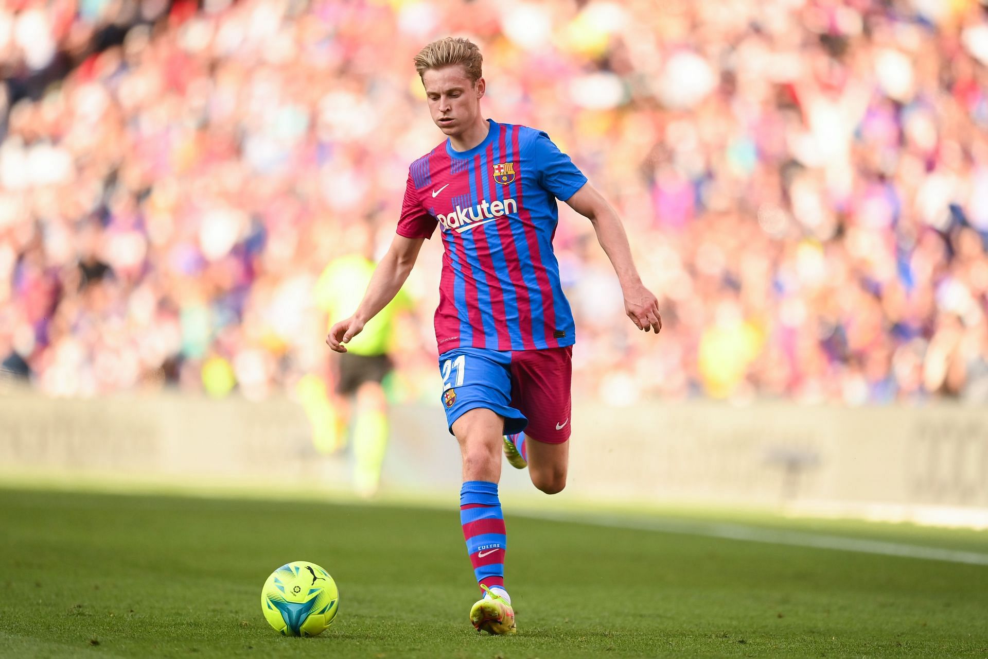 Frenkie de Jong over Busquets in Barcelona's midfield would be a bold move from Xavi.